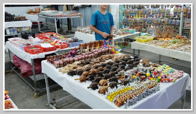 Bước chân vào Chợ Đêm Phú Quốc là vô vàn những món quà lưu niệm và đặc sản đặc trưng miền biển 